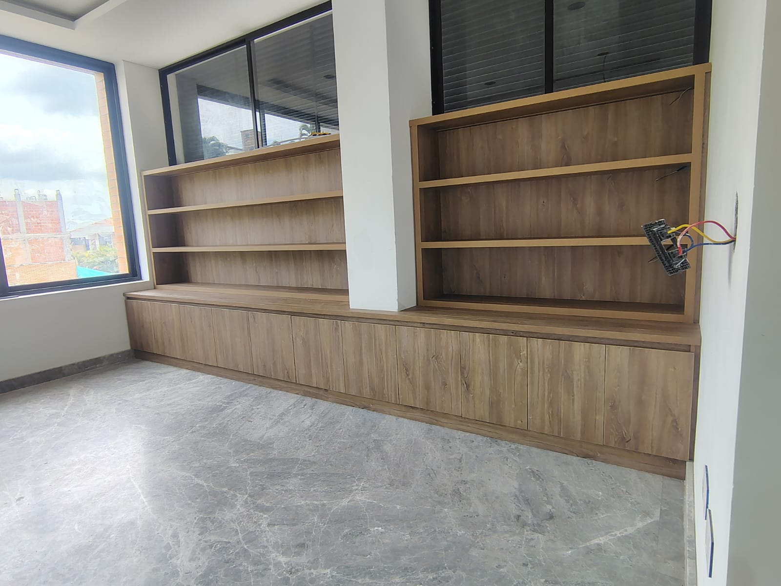 Biblioteca y mueble bajo a medida en madera para oficina